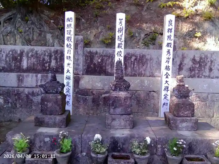 高月院の{uncategorized: "未分類", other: "その他", undefined: "問題あり", building: "その他建物", grave: "お墓", sacred_gate: "鳥居", guardian: "狛犬", statue: "像", buddha: "仏像", history: "歴史", nature: "自然", garden: "庭園", animal: "動物", pagoda: "塔", temizu: "手水舎", mountain_gate: "山門・神門", sanctuary: "本殿・本堂", subordinate: "末社・摂社", art: "芸術", scenery: "景色", jizo: "地蔵", ema: "絵馬", goshuin: "御朱印", omikuji: "おみくじ", items: "授与品その他", amulet: "お守り", goshuincho: "御朱印帳", eats: "食事", festival: "お祭り", votive_dance: "神楽", shichigosan: "七五三参", wedding: "結婚式", experience: "体験その他", initially: "初詣", around: "周辺", anti_infection: "感染症対策"}