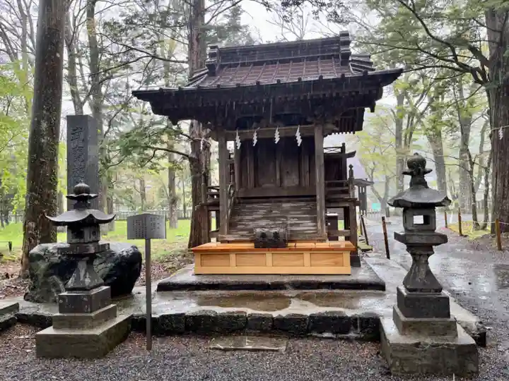 淺間神社(忍野八海)の末社・摂社