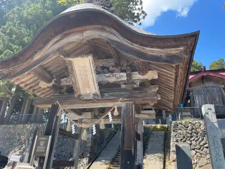 出羽月山湯殿山摂社岩根沢三神社(三山神社)の{uncategorized: "未分類", other: "その他", undefined: "問題あり", building: "その他建物", grave: "お墓", sacred_gate: "鳥居", guardian: "狛犬", statue: "像", buddha: "仏像", history: "歴史", nature: "自然", garden: "庭園", animal: "動物", pagoda: "塔", temizu: "手水舎", mountain_gate: "山門・神門", sanctuary: "本殿・本堂", subordinate: "末社・摂社", art: "芸術", scenery: "景色", jizo: "地蔵", ema: "絵馬", goshuin: "御朱印", omikuji: "おみくじ", items: "授与品その他", amulet: "お守り", goshuincho: "御朱印帳", eats: "食事", festival: "お祭り", votive_dance: "神楽", shichigosan: "七五三参", wedding: "結婚式", experience: "体験その他", initially: "初詣", around: "周辺", anti_infection: "感染症対策"}
