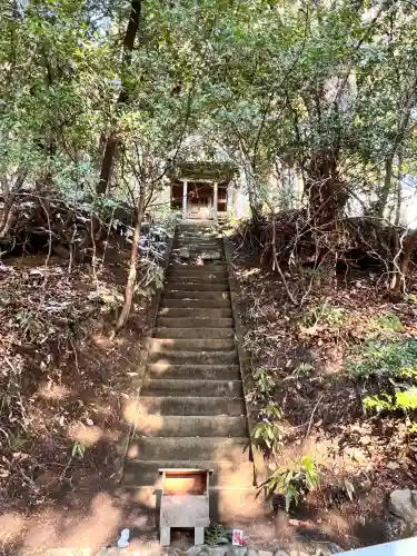 サムハラ神社 奥の宮の{uncategorized: "未分類", other: "その他", undefined: "問題あり", building: "その他建物", grave: "お墓", sacred_gate: "鳥居", guardian: "狛犬", statue: "像", buddha: "仏像", history: "歴史", nature: "自然", garden: "庭園", animal: "動物", pagoda: "塔", temizu: "手水舎", mountain_gate: "山門・神門", sanctuary: "本殿・本堂", subordinate: "末社・摂社", art: "芸術", scenery: "景色", jizo: "地蔵", ema: "絵馬", goshuin: "御朱印", omikuji: "おみくじ", items: "授与品その他", amulet: "お守り", goshuincho: "御朱印帳", eats: "食事", festival: "お祭り", votive_dance: "神楽", shichigosan: "七五三参", wedding: "結婚式", experience: "体験その他", initially: "初詣", around: "周辺", anti_infection: "感染症対策"}
