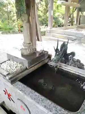 椎尾山薬王院の手水舎