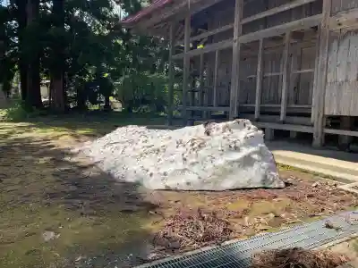 出羽月山湯殿山摂社岩根沢三神社（三山神社）の{uncategorized: "未分類", other: "その他", undefined: "問題あり", building: "その他建物", grave: "お墓", sacred_gate: "鳥居", guardian: "狛犬", statue: "像", buddha: "仏像", history: "歴史", nature: "自然", garden: "庭園", animal: "動物", pagoda: "塔", temizu: "手水舎", mountain_gate: "山門・神門", sanctuary: "本殿・本堂", subordinate: "末社・摂社", art: "芸術", scenery: "景色", jizo: "地蔵", ema: "絵馬", goshuin: "御朱印", omikuji: "おみくじ", items: "授与品その他", amulet: "お守り", goshuincho: "御朱印帳", eats: "食事", festival: "お祭り", votive_dance: "神楽", shichigosan: "七五三参", wedding: "結婚式", experience: "体験その他", initially: "初詣", around: "周辺", anti_infection: "感染症対策"}