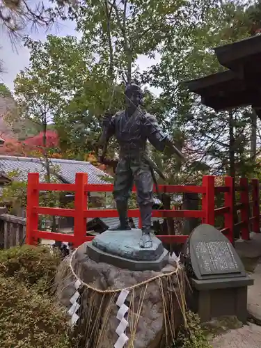 八大神社の像