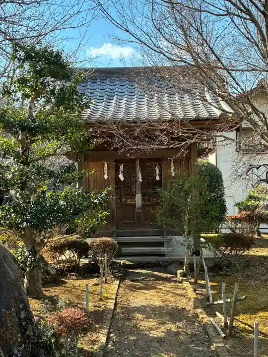 本立寺の{uncategorized: "未分類", other: "その他", undefined: "問題あり", building: "その他建物", grave: "お墓", sacred_gate: "鳥居", guardian: "狛犬", statue: "像", buddha: "仏像", history: "歴史", nature: "自然", garden: "庭園", animal: "動物", pagoda: "塔", temizu: "手水舎", mountain_gate: "山門・神門", sanctuary: "本殿・本堂", subordinate: "末社・摂社", art: "芸術", scenery: "景色", jizo: "地蔵", ema: "絵馬", goshuin: "御朱印", omikuji: "おみくじ", items: "授与品その他", amulet: "お守り", goshuincho: "御朱印帳", eats: "食事", festival: "お祭り", votive_dance: "神楽", shichigosan: "七五三参", wedding: "結婚式", experience: "体験その他", initially: "初詣", around: "周辺", anti_infection: "感染症対策"}