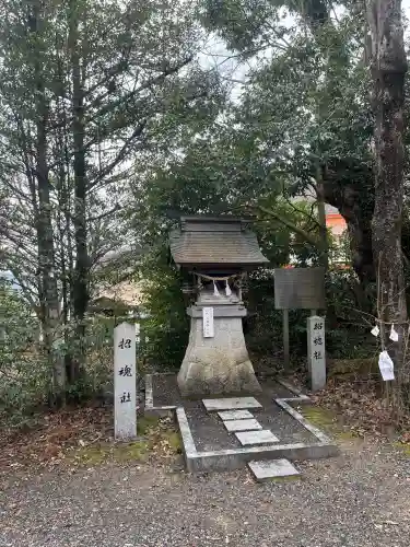 熊野神社の{uncategorized: "未分類", other: "その他", undefined: "問題あり", building: "その他建物", grave: "お墓", sacred_gate: "鳥居", guardian: "狛犬", statue: "像", buddha: "仏像", history: "歴史", nature: "自然", garden: "庭園", animal: "動物", pagoda: "塔", temizu: "手水舎", mountain_gate: "山門・神門", sanctuary: "本殿・本堂", subordinate: "末社・摂社", art: "芸術", scenery: "景色", jizo: "地蔵", ema: "絵馬", goshuin: "御朱印", omikuji: "おみくじ", items: "授与品その他", amulet: "お守り", goshuincho: "御朱印帳", eats: "食事", festival: "お祭り", votive_dance: "神楽", shichigosan: "七五三参", wedding: "結婚式", experience: "体験その他", initially: "初詣", around: "周辺", anti_infection: "感染症対策"}
