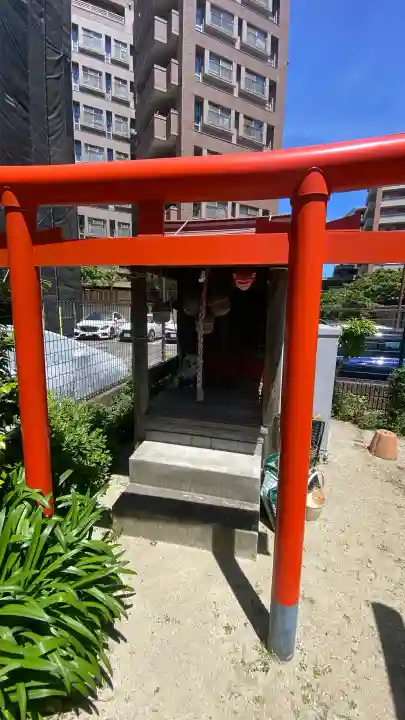 光満稲荷神社の{uncategorized: "未分類", other: "その他", undefined: "問題あり", building: "その他建物", grave: "お墓", sacred_gate: "鳥居", guardian: "狛犬", statue: "像", buddha: "仏像", history: "歴史", nature: "自然", garden: "庭園", animal: "動物", pagoda: "塔", temizu: "手水舎", mountain_gate: "山門・神門", sanctuary: "本殿・本堂", subordinate: "末社・摂社", art: "芸術", scenery: "景色", jizo: "地蔵", ema: "絵馬", goshuin: "御朱印", omikuji: "おみくじ", items: "授与品その他", amulet: "お守り", goshuincho: "御朱印帳", eats: "食事", festival: "お祭り", votive_dance: "神楽", shichigosan: "七五三参", wedding: "結婚式", experience: "体験その他", initially: "初詣", around: "周辺", anti_infection: "感染症対策"}