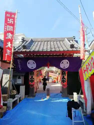 勝専寺の山門