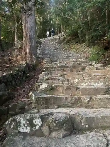 神倉神社（熊野速玉大社摂社）の{uncategorized: "未分類", other: "その他", undefined: "問題あり", building: "その他建物", grave: "お墓", sacred_gate: "鳥居", guardian: "狛犬", statue: "像", buddha: "仏像", history: "歴史", nature: "自然", garden: "庭園", animal: "動物", pagoda: "塔", temizu: "手水舎", mountain_gate: "山門・神門", sanctuary: "本殿・本堂", subordinate: "末社・摂社", art: "芸術", scenery: "景色", jizo: "地蔵", ema: "絵馬", goshuin: "御朱印", omikuji: "おみくじ", items: "授与品その他", amulet: "お守り", goshuincho: "御朱印帳", eats: "食事", festival: "お祭り", votive_dance: "神楽", shichigosan: "七五三参", wedding: "結婚式", experience: "体験その他", initially: "初詣", around: "周辺", anti_infection: "感染症対策"}