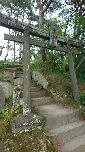 御嶋真珠稲荷大明神の鳥居