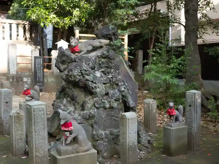 駒込稲荷神社の{uncategorized: "未分類", other: "その他", undefined: "問題あり", building: "その他建物", grave: "お墓", sacred_gate: "鳥居", guardian: "狛犬", statue: "像", buddha: "仏像", history: "歴史", nature: "自然", garden: "庭園", animal: "動物", pagoda: "塔", temizu: "手水舎", mountain_gate: "山門・神門", sanctuary: "本殿・本堂", subordinate: "末社・摂社", art: "芸術", scenery: "景色", jizo: "地蔵", ema: "絵馬", goshuin: "御朱印", omikuji: "おみくじ", items: "授与品その他", amulet: "お守り", goshuincho: "御朱印帳", eats: "食事", festival: "お祭り", votive_dance: "神楽", shichigosan: "七五三参", wedding: "結婚式", experience: "体験その他", initially: "初詣", around: "周辺", anti_infection: "感染症対策"}