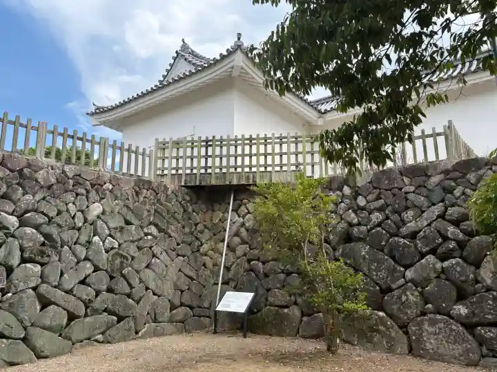 亀山神社の{uncategorized: "未分類", other: "その他", undefined: "問題あり", building: "その他建物", grave: "お墓", sacred_gate: "鳥居", guardian: "狛犬", statue: "像", buddha: "仏像", history: "歴史", nature: "自然", garden: "庭園", animal: "動物", pagoda: "塔", temizu: "手水舎", mountain_gate: "山門・神門", sanctuary: "本殿・本堂", subordinate: "末社・摂社", art: "芸術", scenery: "景色", jizo: "地蔵", ema: "絵馬", goshuin: "御朱印", omikuji: "おみくじ", items: "授与品その他", amulet: "お守り", goshuincho: "御朱印帳", eats: "食事", festival: "お祭り", votive_dance: "神楽", shichigosan: "七五三参", wedding: "結婚式", experience: "体験その他", initially: "初詣", around: "周辺", anti_infection: "感染症対策"}