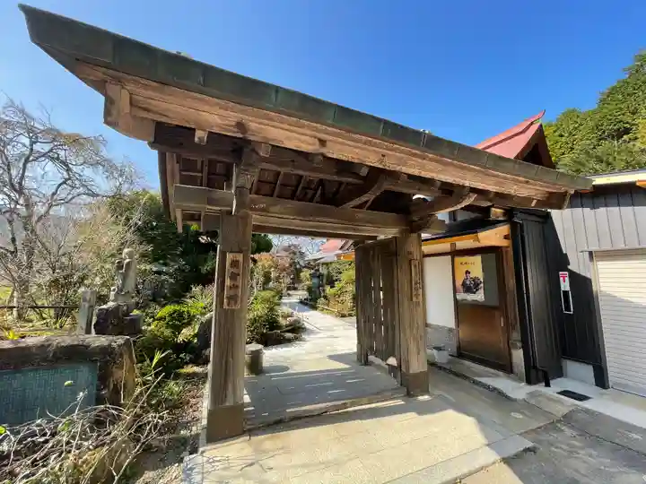 谷性寺の山門・神門
