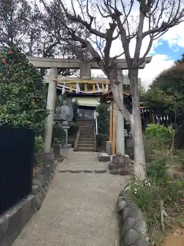 横浜御嶽神社の鳥居