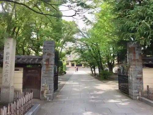 霊巌寺の山門