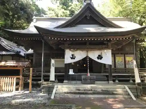 秦神社の本殿