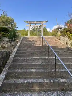 周防國総社宮 佐波神社の{uncategorized: "未分類", other: "その他", undefined: "問題あり", building: "その他建物", grave: "お墓", sacred_gate: "鳥居", guardian: "狛犬", statue: "像", buddha: "仏像", history: "歴史", nature: "自然", garden: "庭園", animal: "動物", pagoda: "塔", temizu: "手水舎", mountain_gate: "山門・神門", sanctuary: "本殿・本堂", subordinate: "末社・摂社", art: "芸術", scenery: "景色", jizo: "地蔵", ema: "絵馬", goshuin: "御朱印", omikuji: "おみくじ", items: "授与品その他", amulet: "お守り", goshuincho: "御朱印帳", eats: "食事", festival: "お祭り", votive_dance: "神楽", shichigosan: "七五三参", wedding: "結婚式", experience: "体験その他", initially: "初詣", around: "周辺", anti_infection: "感染症対策"}