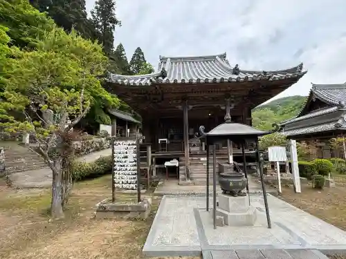 弥勒寺の{uncategorized: "未分類", other: "その他", undefined: "問題あり", building: "その他建物", grave: "お墓", sacred_gate: "鳥居", guardian: "狛犬", statue: "像", buddha: "仏像", history: "歴史", nature: "自然", garden: "庭園", animal: "動物", pagoda: "塔", temizu: "手水舎", mountain_gate: "山門・神門", sanctuary: "本殿・本堂", subordinate: "末社・摂社", art: "芸術", scenery: "景色", jizo: "地蔵", ema: "絵馬", goshuin: "御朱印", omikuji: "おみくじ", items: "授与品その他", amulet: "お守り", goshuincho: "御朱印帳", eats: "食事", festival: "お祭り", votive_dance: "神楽", shichigosan: "七五三参", wedding: "結婚式", experience: "体験その他", initially: "初詣", around: "周辺", anti_infection: "感染症対策"}