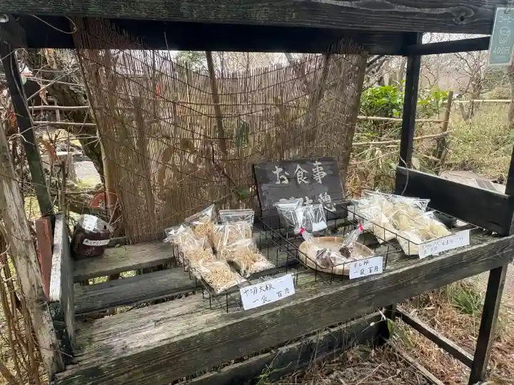 檜原神社(大神神社摂社)の{uncategorized: "未分類", other: "その他", undefined: "問題あり", building: "その他建物", grave: "お墓", sacred_gate: "鳥居", guardian: "狛犬", statue: "像", buddha: "仏像", history: "歴史", nature: "自然", garden: "庭園", animal: "動物", pagoda: "塔", temizu: "手水舎", mountain_gate: "山門・神門", sanctuary: "本殿・本堂", subordinate: "末社・摂社", art: "芸術", scenery: "景色", jizo: "地蔵", ema: "絵馬", goshuin: "御朱印", omikuji: "おみくじ", items: "授与品その他", amulet: "お守り", goshuincho: "御朱印帳", eats: "食事", festival: "お祭り", votive_dance: "神楽", shichigosan: "七五三参", wedding: "結婚式", experience: "体験その他", initially: "初詣", around: "周辺", anti_infection: "感染症対策"}
