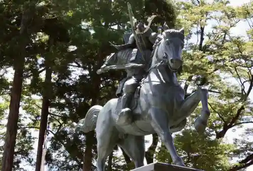 埴生護國八幡宮の像