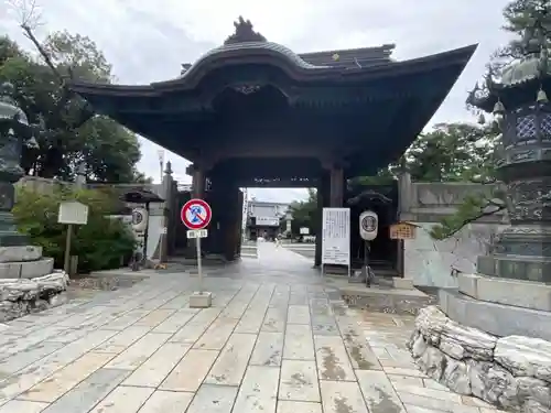 豊川閣　妙厳寺の山門・神門