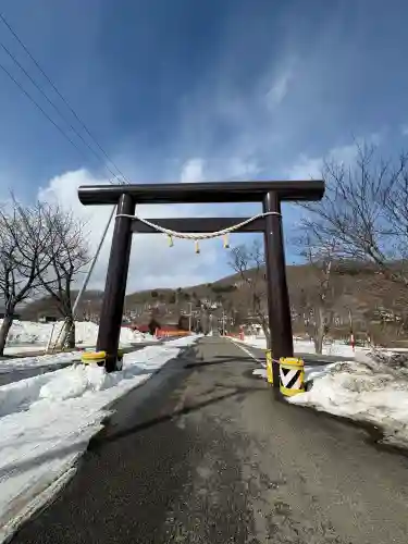 新得神社の{uncategorized: "未分類", other: "その他", undefined: "問題あり", building: "その他建物", grave: "お墓", sacred_gate: "鳥居", guardian: "狛犬", statue: "像", buddha: "仏像", history: "歴史", nature: "自然", garden: "庭園", animal: "動物", pagoda: "塔", temizu: "手水舎", mountain_gate: "山門・神門", sanctuary: "本殿・本堂", subordinate: "末社・摂社", art: "芸術", scenery: "景色", jizo: "地蔵", ema: "絵馬", goshuin: "御朱印", omikuji: "おみくじ", items: "授与品その他", amulet: "お守り", goshuincho: "御朱印帳", eats: "食事", festival: "お祭り", votive_dance: "神楽", shichigosan: "七五三参", wedding: "結婚式", experience: "体験その他", initially: "初詣", around: "周辺", anti_infection: "感染症対策"}