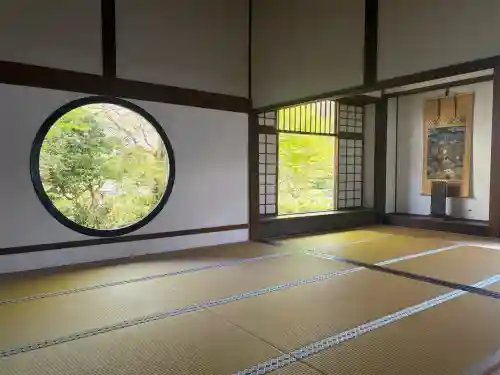 源光庵の{uncategorized: "未分類", other: "その他", undefined: "問題あり", building: "その他建物", grave: "お墓", sacred_gate: "鳥居", guardian: "狛犬", statue: "像", buddha: "仏像", history: "歴史", nature: "自然", garden: "庭園", animal: "動物", pagoda: "塔", temizu: "手水舎", mountain_gate: "山門・神門", sanctuary: "本殿・本堂", subordinate: "末社・摂社", art: "芸術", scenery: "景色", jizo: "地蔵", ema: "絵馬", goshuin: "御朱印", omikuji: "おみくじ", items: "授与品その他", amulet: "お守り", goshuincho: "御朱印帳", eats: "食事", festival: "お祭り", votive_dance: "神楽", shichigosan: "七五三参", wedding: "結婚式", experience: "体験その他", initially: "初詣", around: "周辺", anti_infection: "感染症対策"}