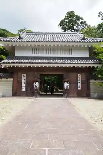 目の霊山　油山寺の山門・神門