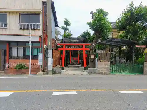 崇録稲荷大明神の鳥居