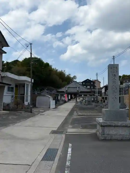 無量寺の{uncategorized: "未分類", other: "その他", undefined: "問題あり", building: "その他建物", grave: "お墓", sacred_gate: "鳥居", guardian: "狛犬", statue: "像", buddha: "仏像", history: "歴史", nature: "自然", garden: "庭園", animal: "動物", pagoda: "塔", temizu: "手水舎", mountain_gate: "山門・神門", sanctuary: "本殿・本堂", subordinate: "末社・摂社", art: "芸術", scenery: "景色", jizo: "地蔵", ema: "絵馬", goshuin: "御朱印", omikuji: "おみくじ", items: "授与品その他", amulet: "お守り", goshuincho: "御朱印帳", eats: "食事", festival: "お祭り", votive_dance: "神楽", shichigosan: "七五三参", wedding: "結婚式", experience: "体験その他", initially: "初詣", around: "周辺", anti_infection: "感染症対策"}
