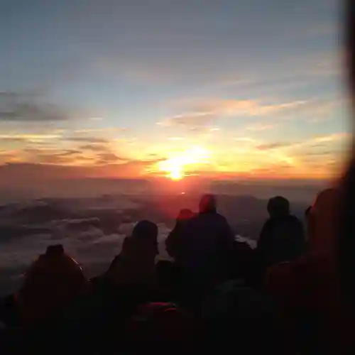 富士山頂上浅間大社奥宮の景色