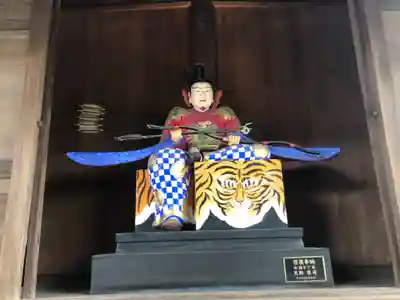 白國神社の像