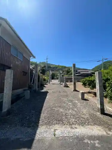 茗荷神社の{uncategorized: "未分類", other: "その他", undefined: "問題あり", building: "その他建物", grave: "お墓", sacred_gate: "鳥居", guardian: "狛犬", statue: "像", buddha: "仏像", history: "歴史", nature: "自然", garden: "庭園", animal: "動物", pagoda: "塔", temizu: "手水舎", mountain_gate: "山門・神門", sanctuary: "本殿・本堂", subordinate: "末社・摂社", art: "芸術", scenery: "景色", jizo: "地蔵", ema: "絵馬", goshuin: "御朱印", omikuji: "おみくじ", items: "授与品その他", amulet: "お守り", goshuincho: "御朱印帳", eats: "食事", festival: "お祭り", votive_dance: "神楽", shichigosan: "七五三参", wedding: "結婚式", experience: "体験その他", initially: "初詣", around: "周辺", anti_infection: "感染症対策"}