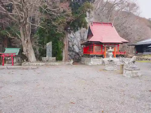 厳竜神社の{uncategorized: "未分類", other: "その他", undefined: "問題あり", building: "その他建物", grave: "お墓", sacred_gate: "鳥居", guardian: "狛犬", statue: "像", buddha: "仏像", history: "歴史", nature: "自然", garden: "庭園", animal: "動物", pagoda: "塔", temizu: "手水舎", mountain_gate: "山門・神門", sanctuary: "本殿・本堂", subordinate: "末社・摂社", art: "芸術", scenery: "景色", jizo: "地蔵", ema: "絵馬", goshuin: "御朱印", omikuji: "おみくじ", items: "授与品その他", amulet: "お守り", goshuincho: "御朱印帳", eats: "食事", festival: "お祭り", votive_dance: "神楽", shichigosan: "七五三参", wedding: "結婚式", experience: "体験その他", initially: "初詣", around: "周辺", anti_infection: "感染症対策"}