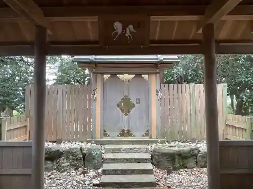 上長屋神社の{uncategorized: "未分類", other: "その他", undefined: "問題あり", building: "その他建物", grave: "お墓", sacred_gate: "鳥居", guardian: "狛犬", statue: "像", buddha: "仏像", history: "歴史", nature: "自然", garden: "庭園", animal: "動物", pagoda: "塔", temizu: "手水舎", mountain_gate: "山門・神門", sanctuary: "本殿・本堂", subordinate: "末社・摂社", art: "芸術", scenery: "景色", jizo: "地蔵", ema: "絵馬", goshuin: "御朱印", omikuji: "おみくじ", items: "授与品その他", amulet: "お守り", goshuincho: "御朱印帳", eats: "食事", festival: "お祭り", votive_dance: "神楽", shichigosan: "七五三参", wedding: "結婚式", experience: "体験その他", initially: "初詣", around: "周辺", anti_infection: "感染症対策"}