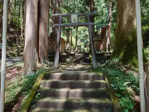 大嶽山那賀都神社の鳥居