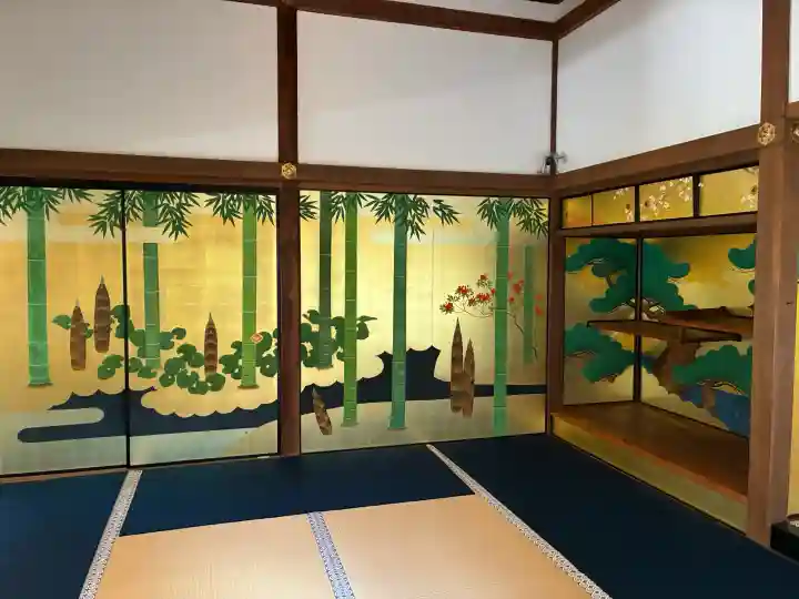 圓徳院の{uncategorized: "未分類", other: "その他", undefined: "問題あり", building: "その他建物", grave: "お墓", sacred_gate: "鳥居", guardian: "狛犬", statue: "像", buddha: "仏像", history: "歴史", nature: "自然", garden: "庭園", animal: "動物", pagoda: "塔", temizu: "手水舎", mountain_gate: "山門・神門", sanctuary: "本殿・本堂", subordinate: "末社・摂社", art: "芸術", scenery: "景色", jizo: "地蔵", ema: "絵馬", goshuin: "御朱印", omikuji: "おみくじ", items: "授与品その他", amulet: "お守り", goshuincho: "御朱印帳", eats: "食事", festival: "お祭り", votive_dance: "神楽", shichigosan: "七五三参", wedding: "結婚式", experience: "体験その他", initially: "初詣", around: "周辺", anti_infection: "感染症対策"}