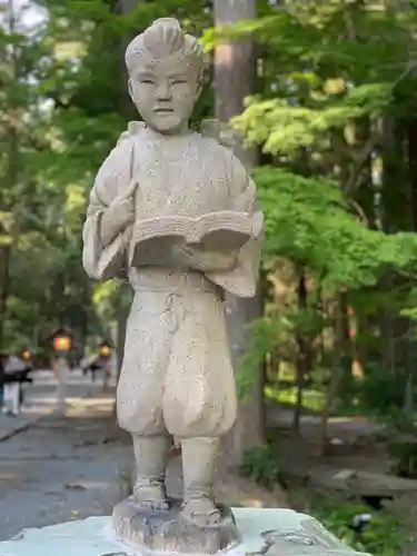 小國神社の像