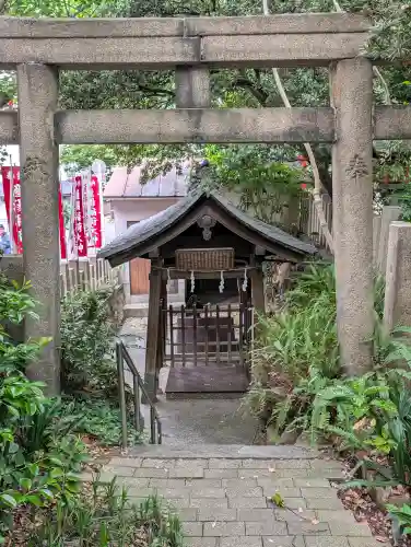 産湯稲荷神社の{uncategorized: "未分類", other: "その他", undefined: "問題あり", building: "その他建物", grave: "お墓", sacred_gate: "鳥居", guardian: "狛犬", statue: "像", buddha: "仏像", history: "歴史", nature: "自然", garden: "庭園", animal: "動物", pagoda: "塔", temizu: "手水舎", mountain_gate: "山門・神門", sanctuary: "本殿・本堂", subordinate: "末社・摂社", art: "芸術", scenery: "景色", jizo: "地蔵", ema: "絵馬", goshuin: "御朱印", omikuji: "おみくじ", items: "授与品その他", amulet: "お守り", goshuincho: "御朱印帳", eats: "食事", festival: "お祭り", votive_dance: "神楽", shichigosan: "七五三参", wedding: "結婚式", experience: "体験その他", initially: "初詣", around: "周辺", anti_infection: "感染症対策"}