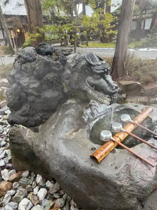 諏訪大社下社秋宮の{uncategorized: "未分類", other: "その他", undefined: "問題あり", building: "その他建物", grave: "お墓", sacred_gate: "鳥居", guardian: "狛犬", statue: "像", buddha: "仏像", history: "歴史", nature: "自然", garden: "庭園", animal: "動物", pagoda: "塔", temizu: "手水舎", mountain_gate: "山門・神門", sanctuary: "本殿・本堂", subordinate: "末社・摂社", art: "芸術", scenery: "景色", jizo: "地蔵", ema: "絵馬", goshuin: "御朱印", omikuji: "おみくじ", items: "授与品その他", amulet: "お守り", goshuincho: "御朱印帳", eats: "食事", festival: "お祭り", votive_dance: "神楽", shichigosan: "七五三参", wedding: "結婚式", experience: "体験その他", initially: "初詣", around: "周辺", anti_infection: "感染症対策"}