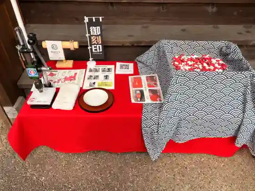 伊奈冨神社の{uncategorized: "未分類", other: "その他", undefined: "問題あり", building: "その他建物", grave: "お墓", sacred_gate: "鳥居", guardian: "狛犬", statue: "像", buddha: "仏像", history: "歴史", nature: "自然", garden: "庭園", animal: "動物", pagoda: "塔", temizu: "手水舎", mountain_gate: "山門・神門", sanctuary: "本殿・本堂", subordinate: "末社・摂社", art: "芸術", scenery: "景色", jizo: "地蔵", ema: "絵馬", goshuin: "御朱印", omikuji: "おみくじ", items: "授与品その他", amulet: "お守り", goshuincho: "御朱印帳", eats: "食事", festival: "お祭り", votive_dance: "神楽", shichigosan: "七五三参", wedding: "結婚式", experience: "体験その他", initially: "初詣", around: "周辺", anti_infection: "感染症対策"}