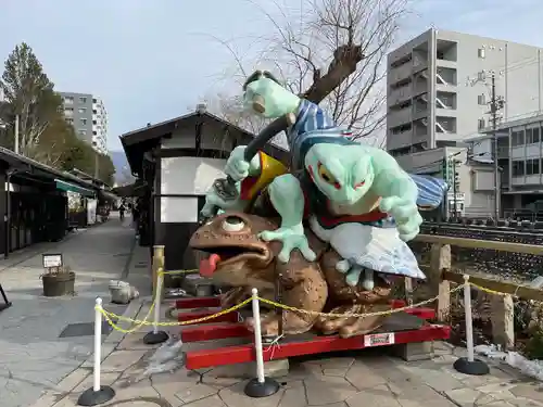 四柱神社の像