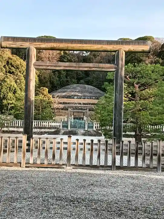 明治天皇伏見桃山陵の{uncategorized: "未分類", other: "その他", undefined: "問題あり", building: "その他建物", grave: "お墓", sacred_gate: "鳥居", guardian: "狛犬", statue: "像", buddha: "仏像", history: "歴史", nature: "自然", garden: "庭園", animal: "動物", pagoda: "塔", temizu: "手水舎", mountain_gate: "山門・神門", sanctuary: "本殿・本堂", subordinate: "末社・摂社", art: "芸術", scenery: "景色", jizo: "地蔵", ema: "絵馬", goshuin: "御朱印", omikuji: "おみくじ", items: "授与品その他", amulet: "お守り", goshuincho: "御朱印帳", eats: "食事", festival: "お祭り", votive_dance: "神楽", shichigosan: "七五三参", wedding: "結婚式", experience: "体験その他", initially: "初詣", around: "周辺", anti_infection: "感染症対策"}