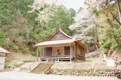 山国護国神社の本殿