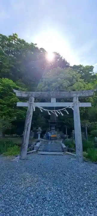 天照御祖神社の{uncategorized: "未分類", other: "その他", undefined: "問題あり", building: "その他建物", grave: "お墓", sacred_gate: "鳥居", guardian: "狛犬", statue: "像", buddha: "仏像", history: "歴史", nature: "自然", garden: "庭園", animal: "動物", pagoda: "塔", temizu: "手水舎", mountain_gate: "山門・神門", sanctuary: "本殿・本堂", subordinate: "末社・摂社", art: "芸術", scenery: "景色", jizo: "地蔵", ema: "絵馬", goshuin: "御朱印", omikuji: "おみくじ", items: "授与品その他", amulet: "お守り", goshuincho: "御朱印帳", eats: "食事", festival: "お祭り", votive_dance: "神楽", shichigosan: "七五三参", wedding: "結婚式", experience: "体験その他", initially: "初詣", around: "周辺", anti_infection: "感染症対策"}