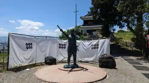 眞田神社の像