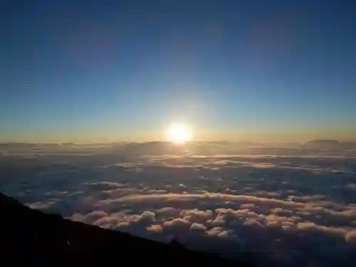 富士山頂上浅間大社奥宮の景色