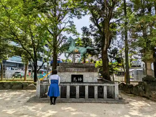 挙母神社の像