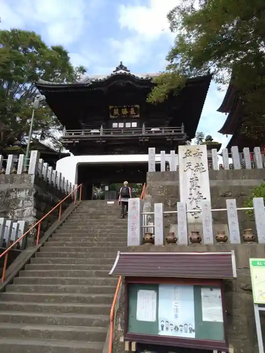 布施弁天 東海寺の山門・神門