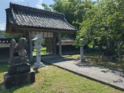 守りの神　藤基神社の山門・神門