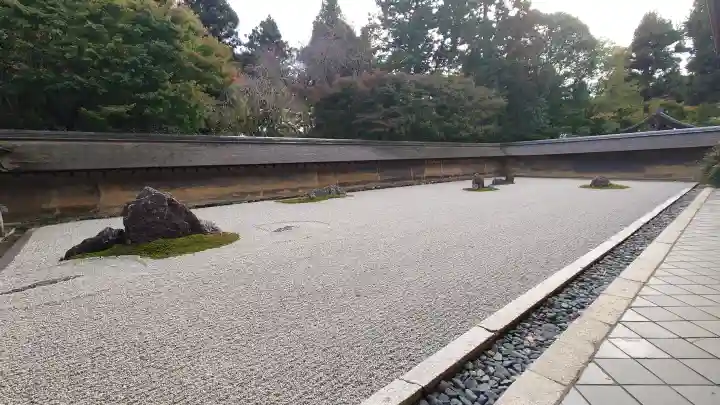 龍安寺の{uncategorized: "未分類", other: "その他", undefined: "問題あり", building: "その他建物", grave: "お墓", sacred_gate: "鳥居", guardian: "狛犬", statue: "像", buddha: "仏像", history: "歴史", nature: "自然", garden: "庭園", animal: "動物", pagoda: "塔", temizu: "手水舎", mountain_gate: "山門・神門", sanctuary: "本殿・本堂", subordinate: "末社・摂社", art: "芸術", scenery: "景色", jizo: "地蔵", ema: "絵馬", goshuin: "御朱印", omikuji: "おみくじ", items: "授与品その他", amulet: "お守り", goshuincho: "御朱印帳", eats: "食事", festival: "お祭り", votive_dance: "神楽", shichigosan: "七五三参", wedding: "結婚式", experience: "体験その他", initially: "初詣", around: "周辺", anti_infection: "感染症対策"}